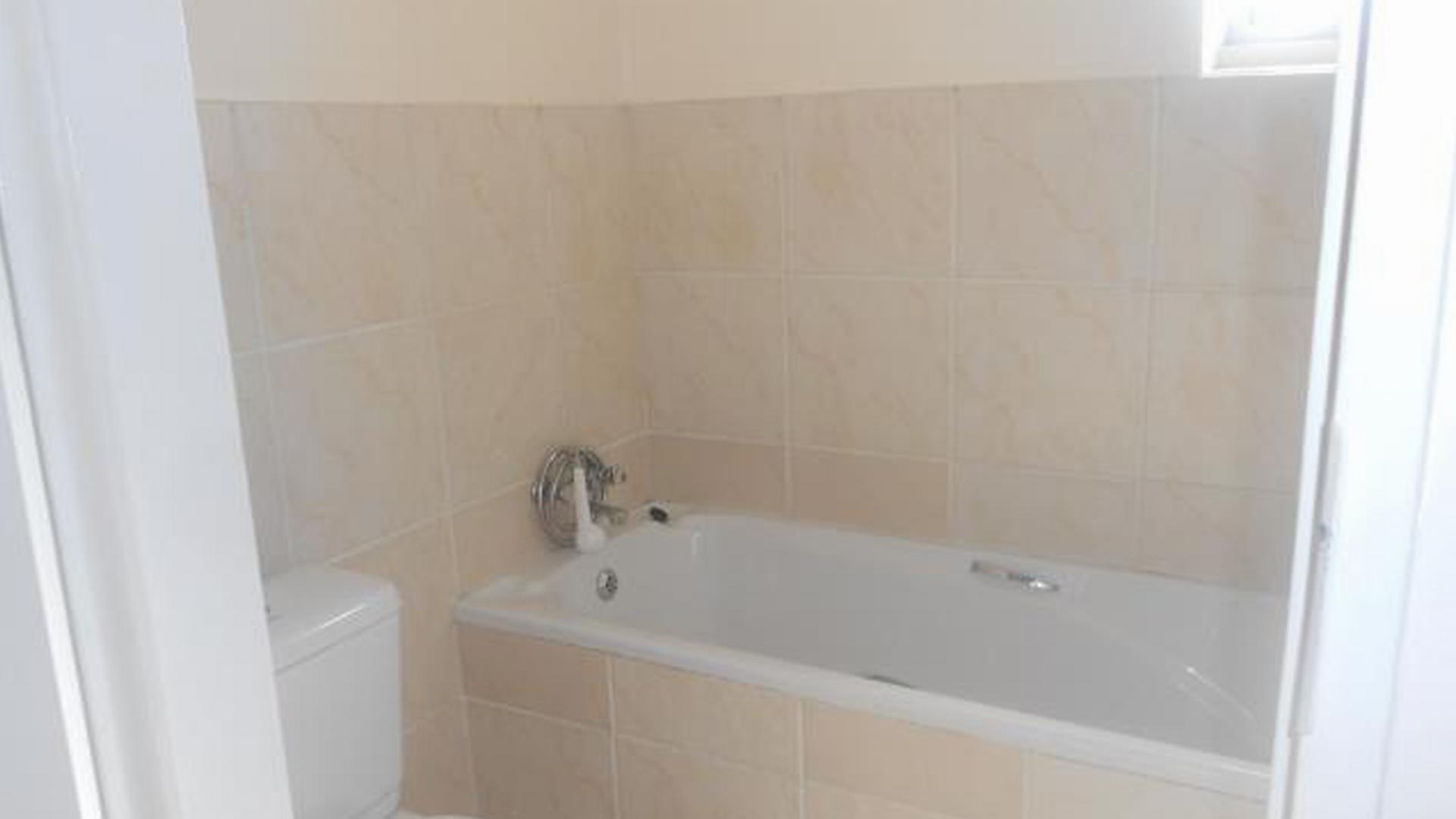 Bathroom 1 - 4 square meters of property in Emalahleni (Witbank) 