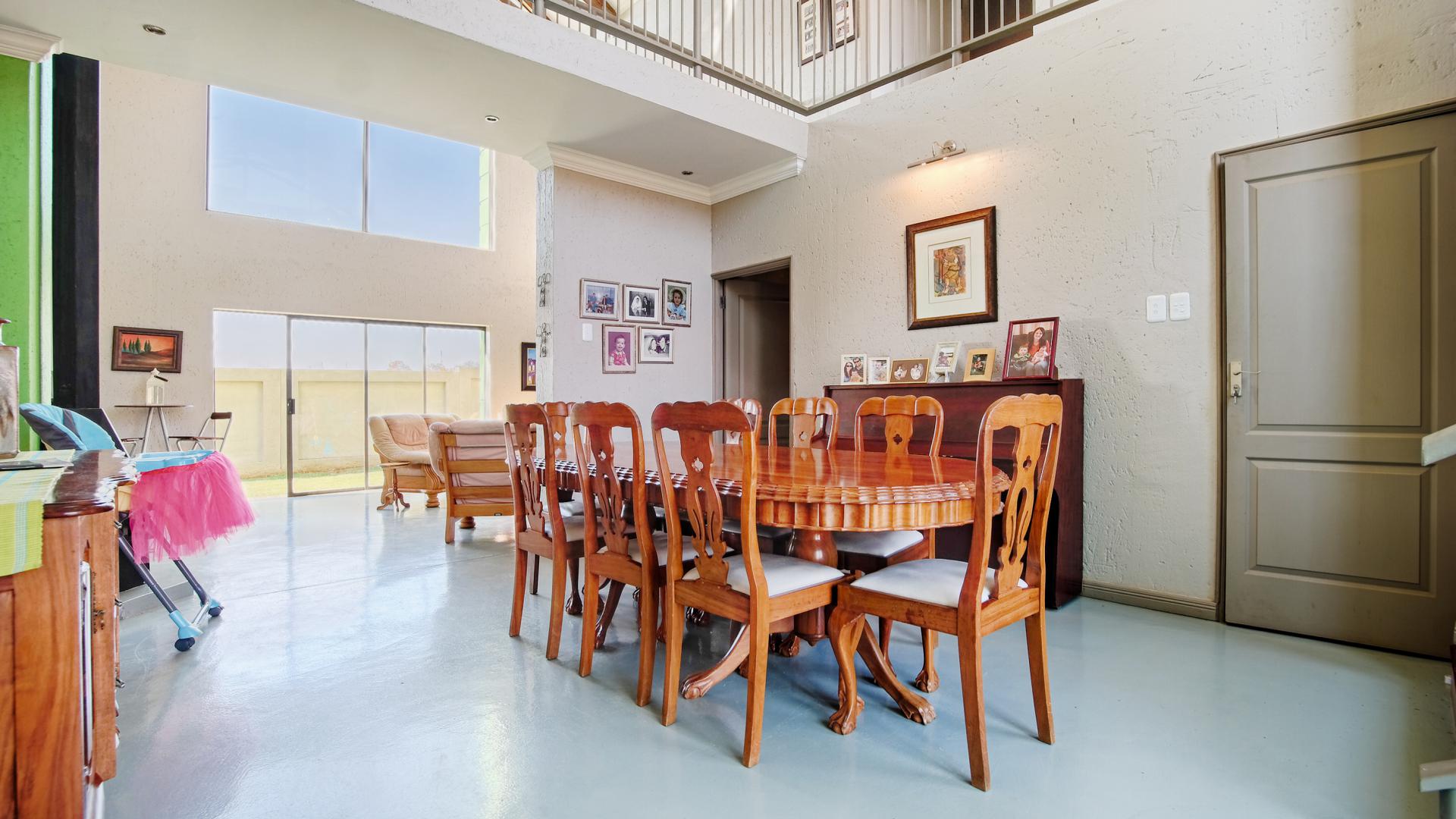 Dining Room - 20 square meters of property in The Meadows Estate