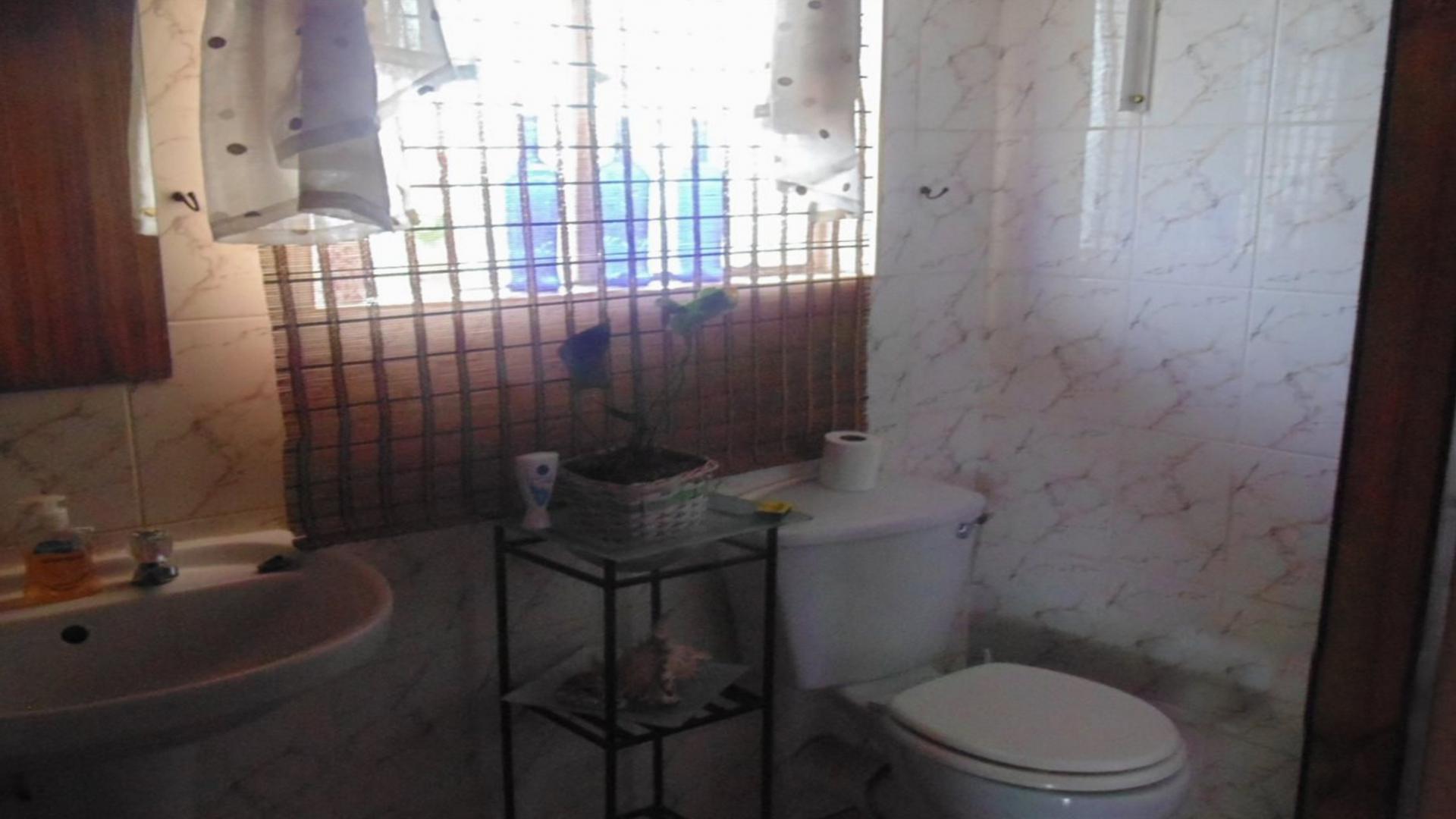 Bathroom 1 of property in Kimberley