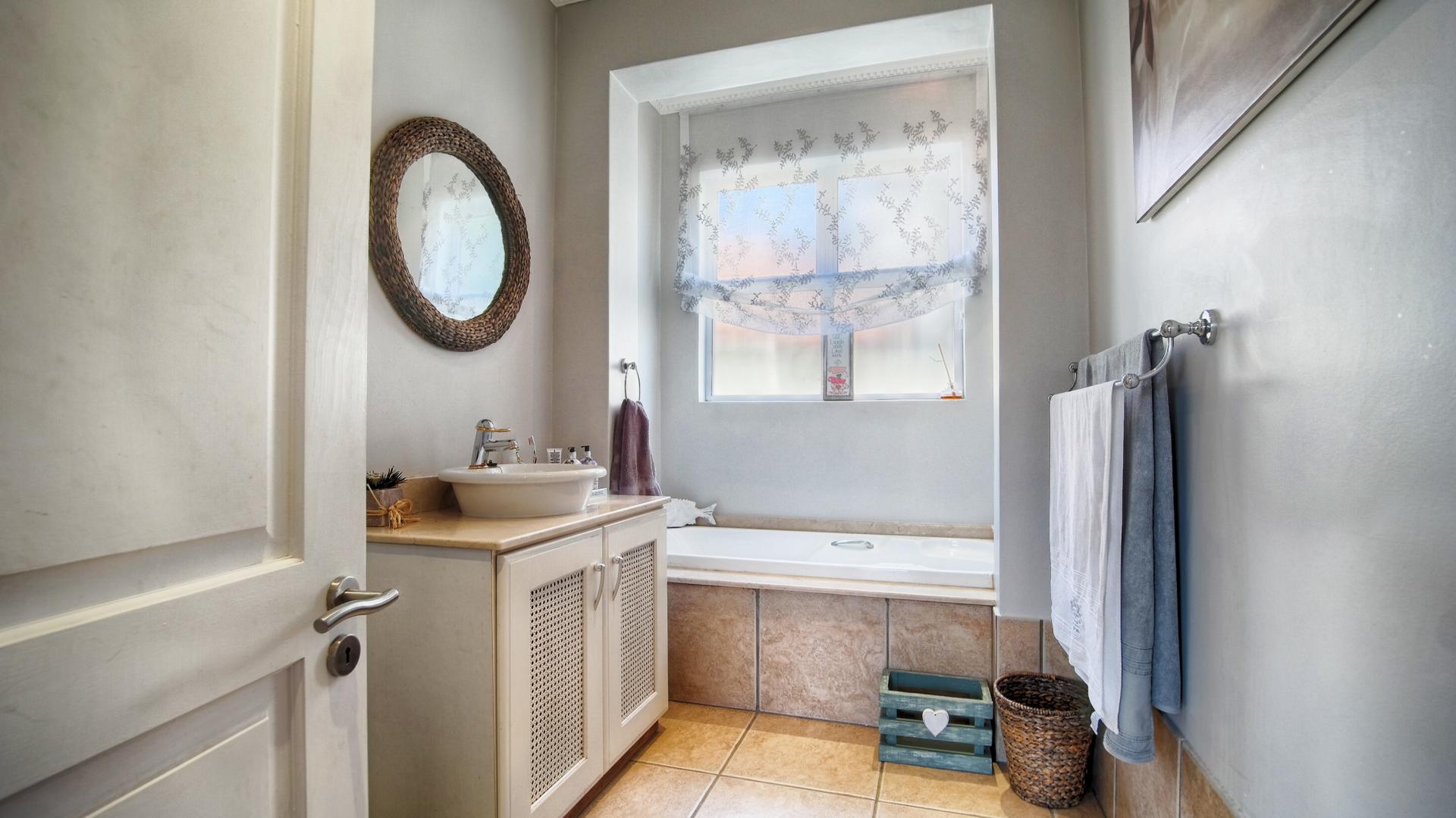 Bathroom 1 of property in Woodlands Lifestyle Estate