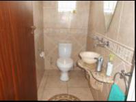 Guest Toilet - 4 square meters of property in Farrarmere