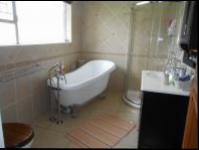 Main Bathroom - 10 square meters of property in Farrarmere