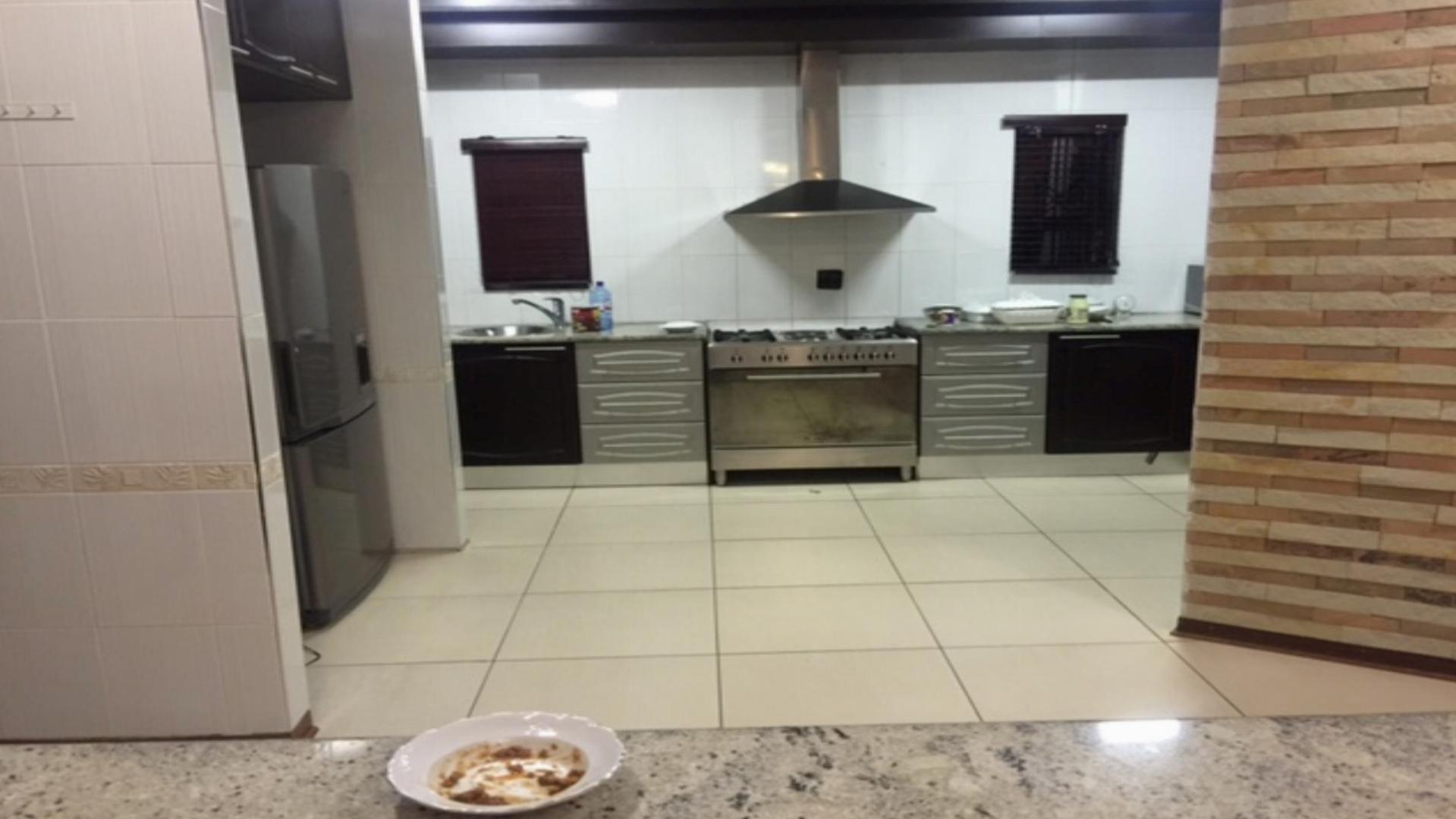 Kitchen - 25 square meters of property in Bendor