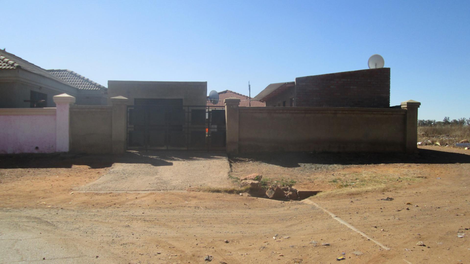 Front View of property in Vosloorus