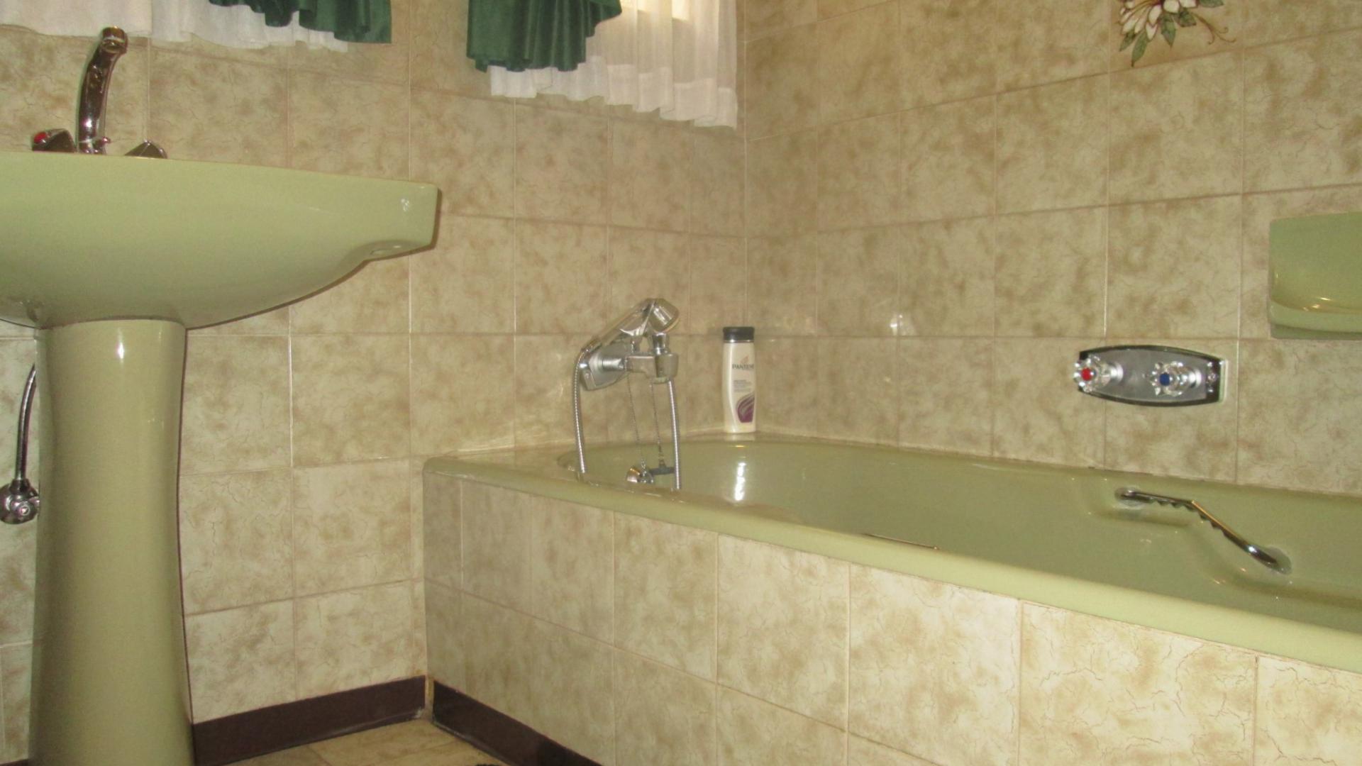 Bathroom 2 - 4 square meters of property in Meyerton