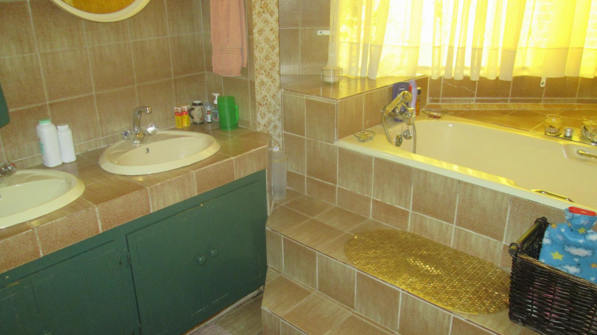 Main Bathroom - 17 square meters of property in Meyerton