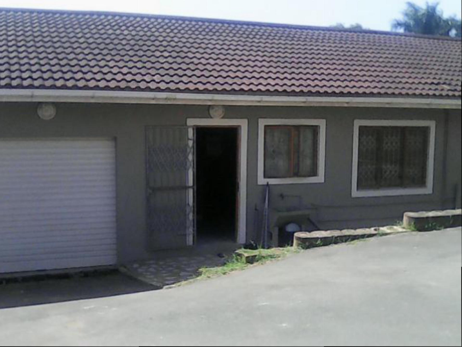 Front View of property in Amanzimtoti 