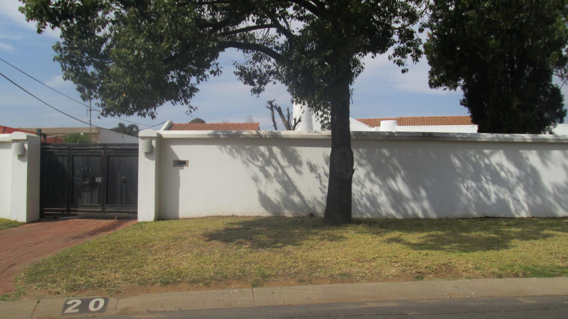 Front View of property in Glen Marais