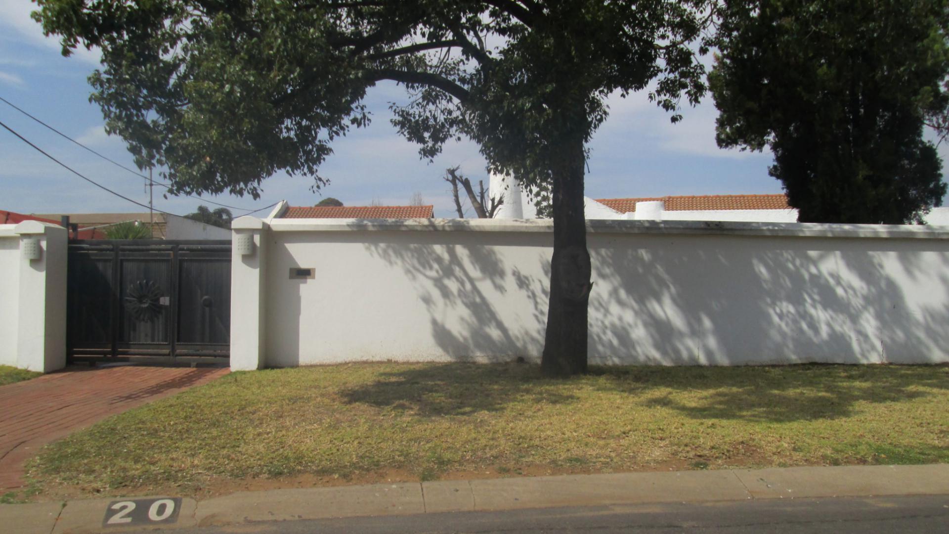 Front View of property in Glenmarais (Glen Marais)