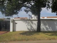 Front View of property in Glen Marais