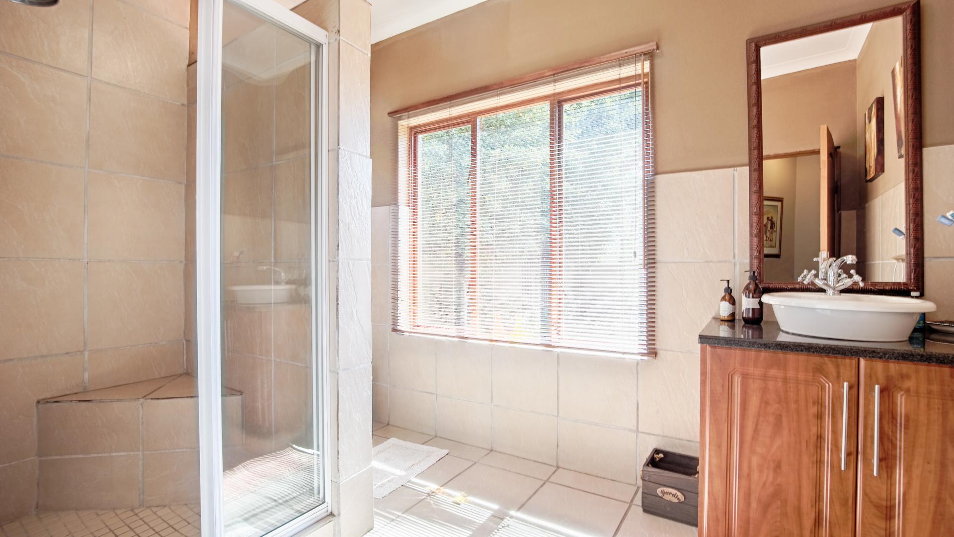 Bathroom 1 - 9 square meters of property in Willow Acres Estate