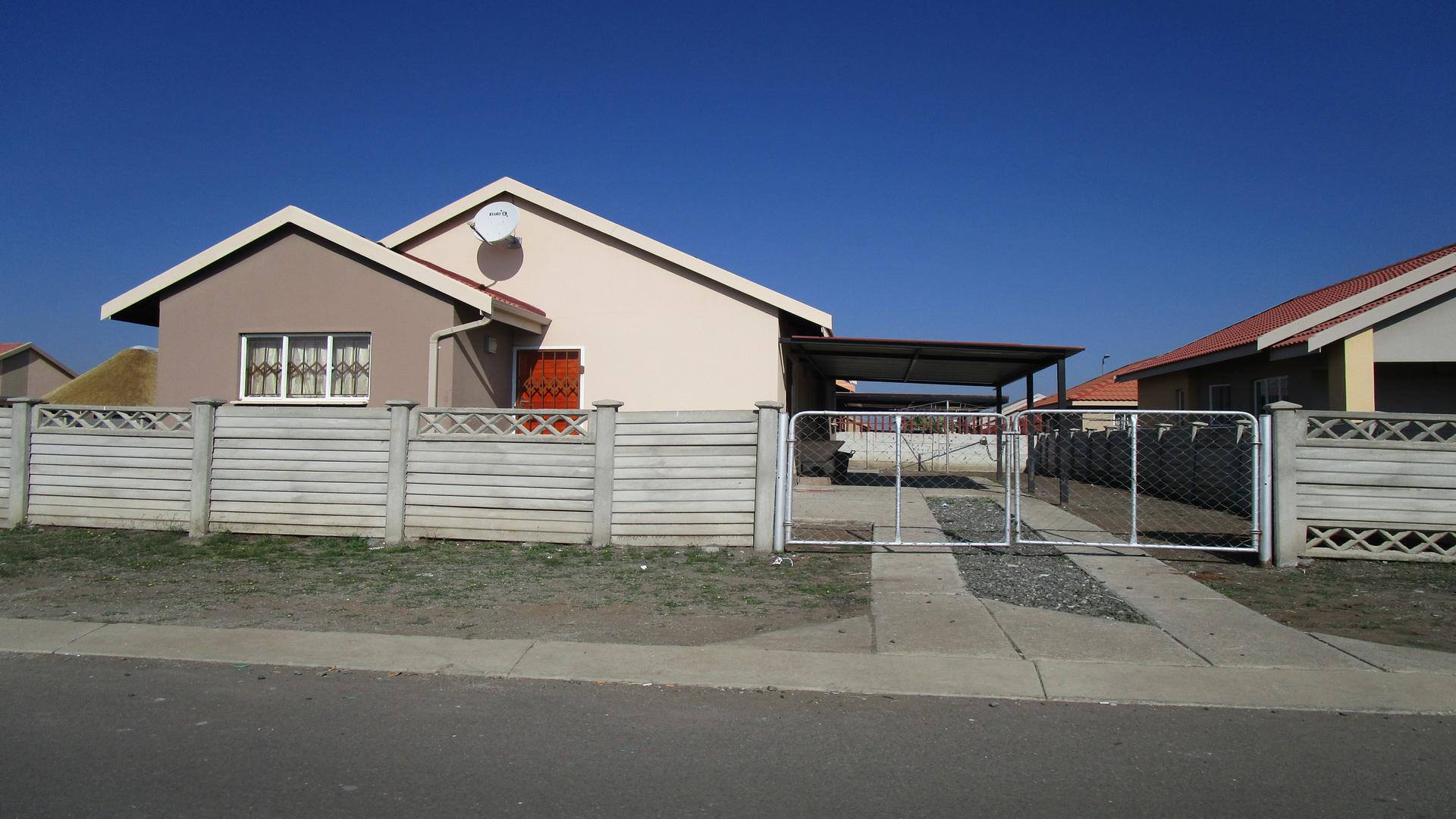 Front View of property in Rustenburg