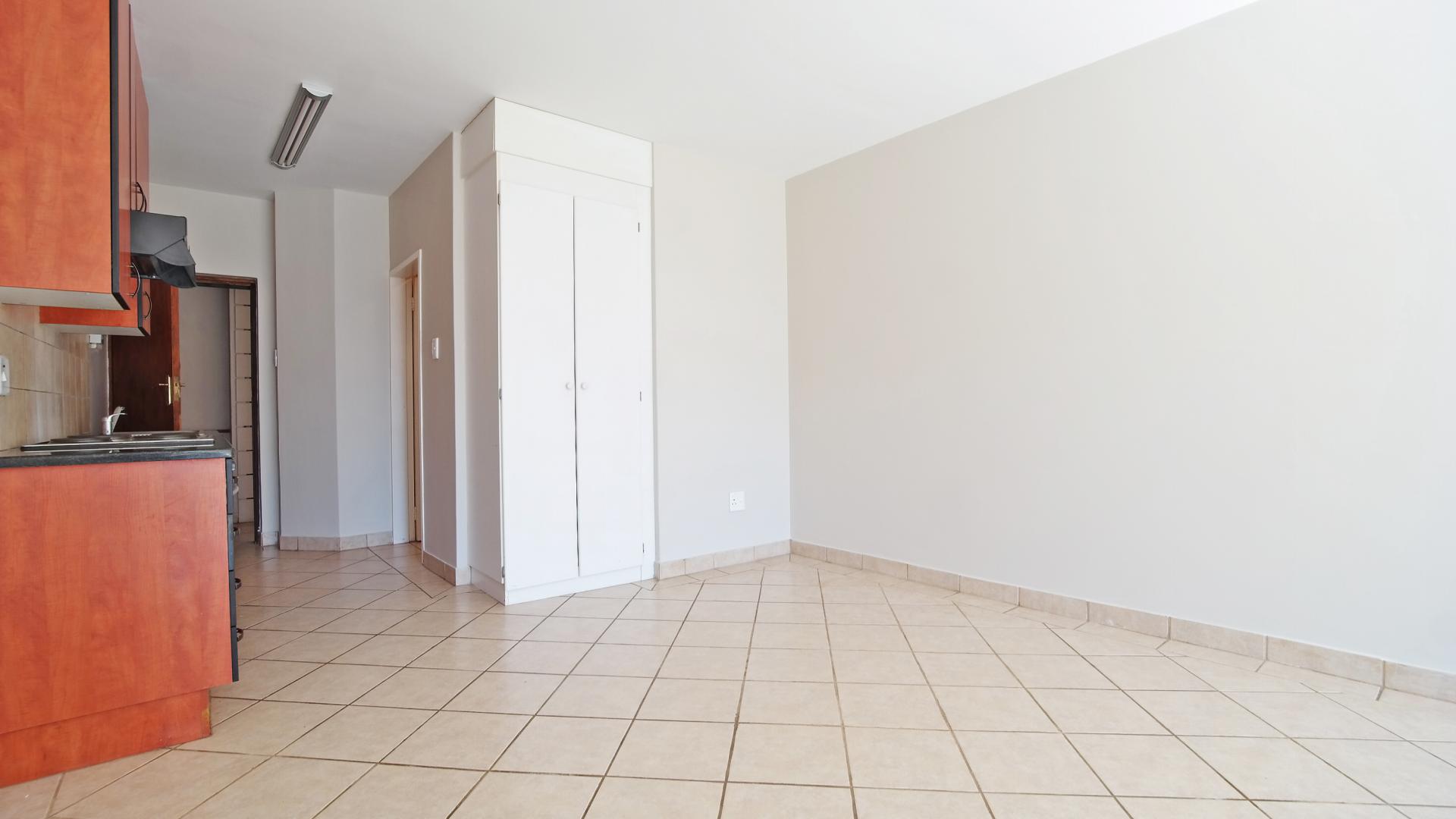 Main Bedroom - 14 square meters of property in The Meadows Estate