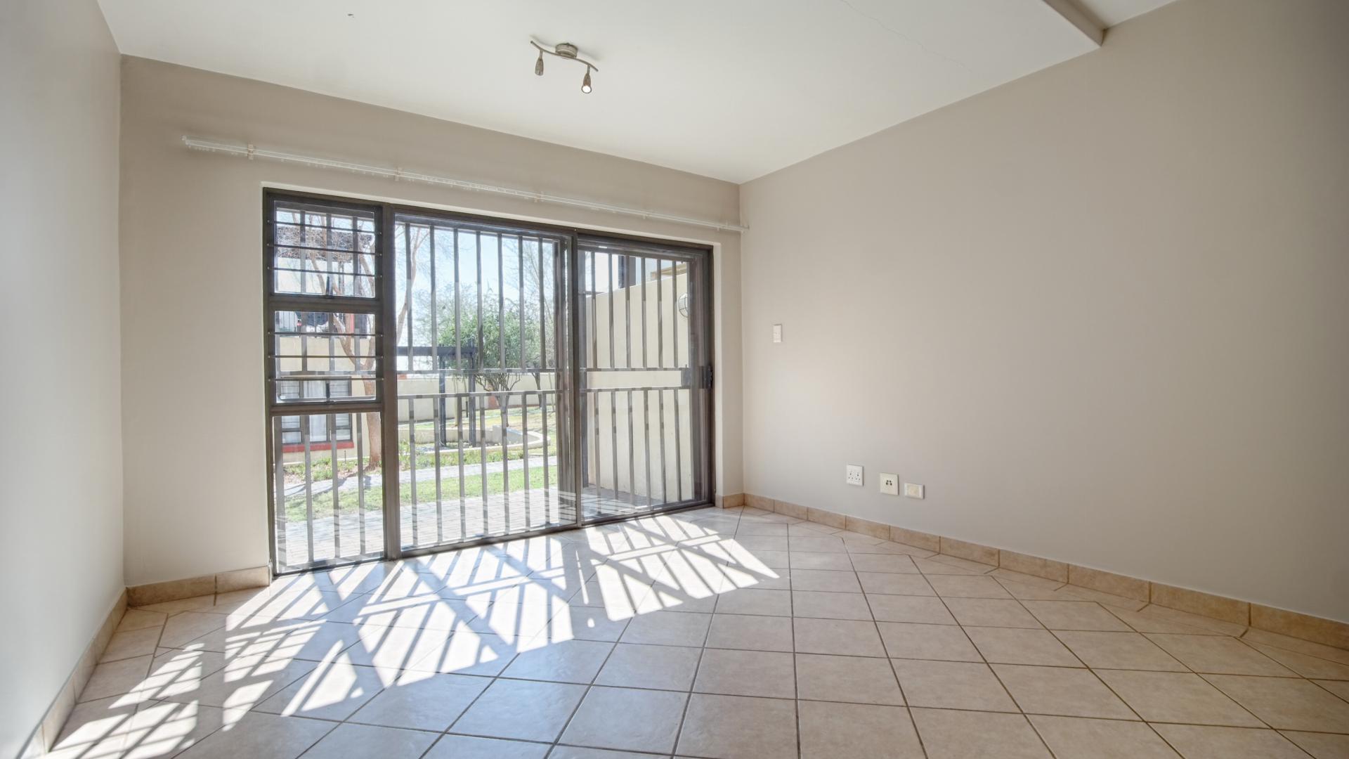 Lounges - 14 square meters of property in The Meadows Estate