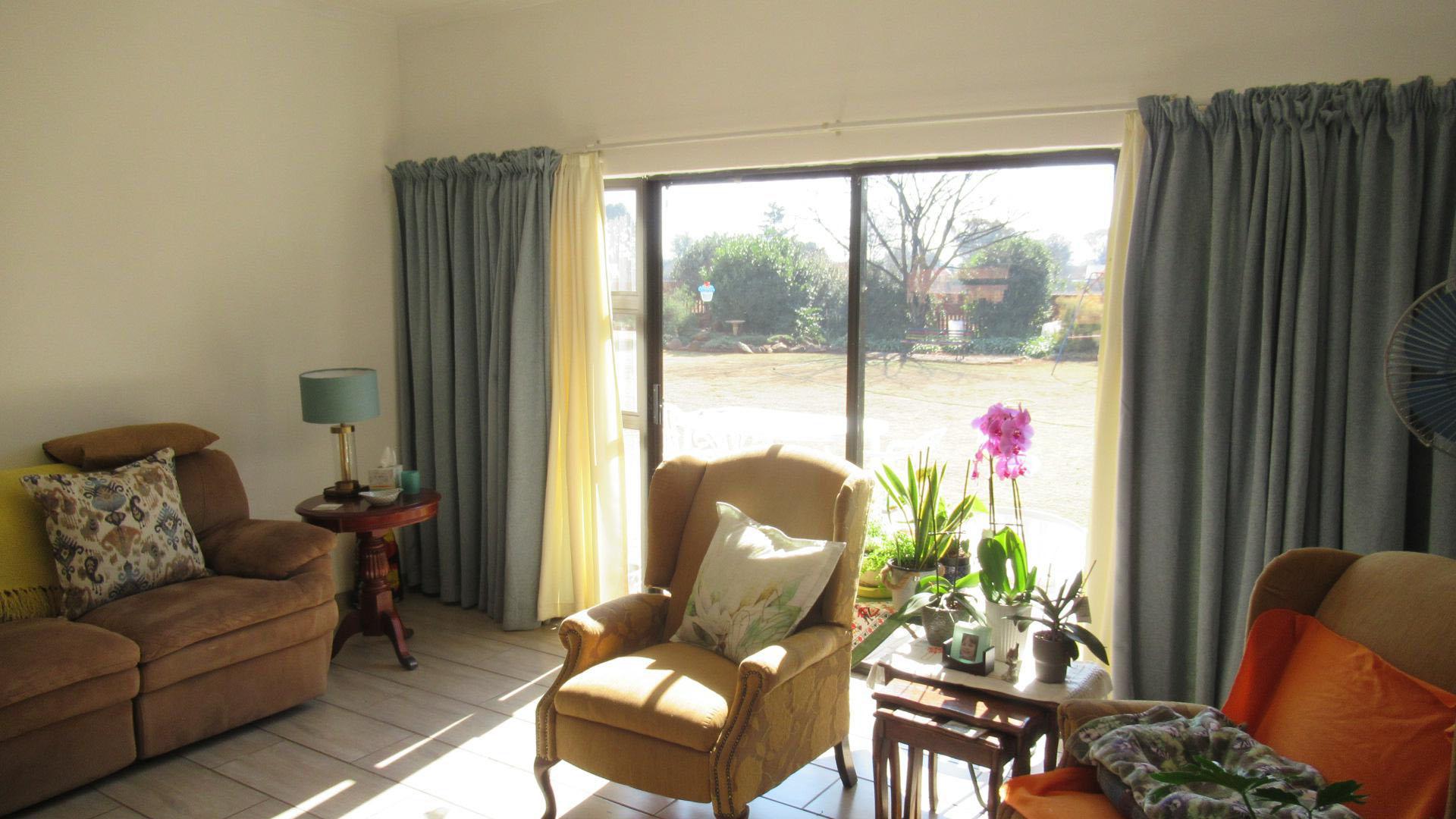 Lounges - 114 square meters of property in Daggafontein