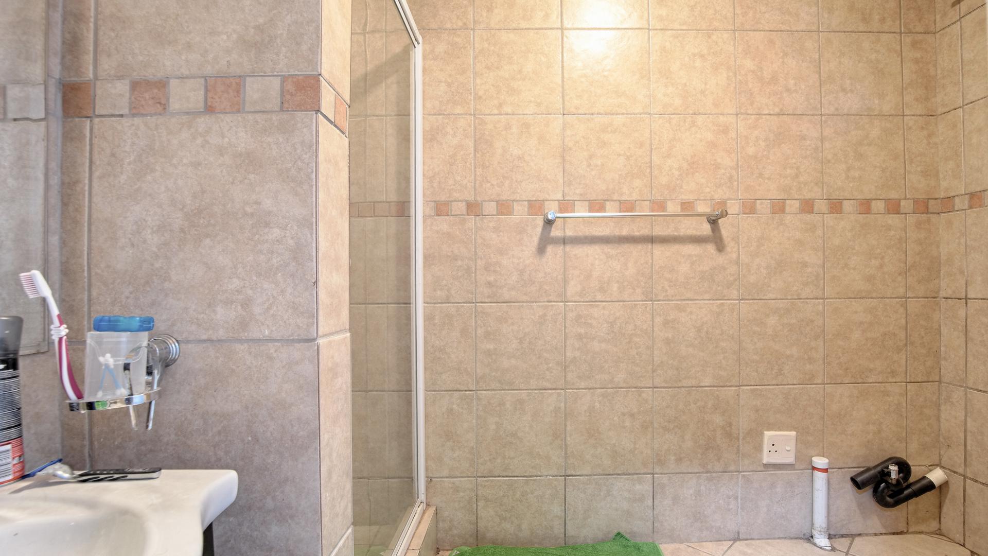 Main Bathroom - 6 square meters of property in The Meadows Estate