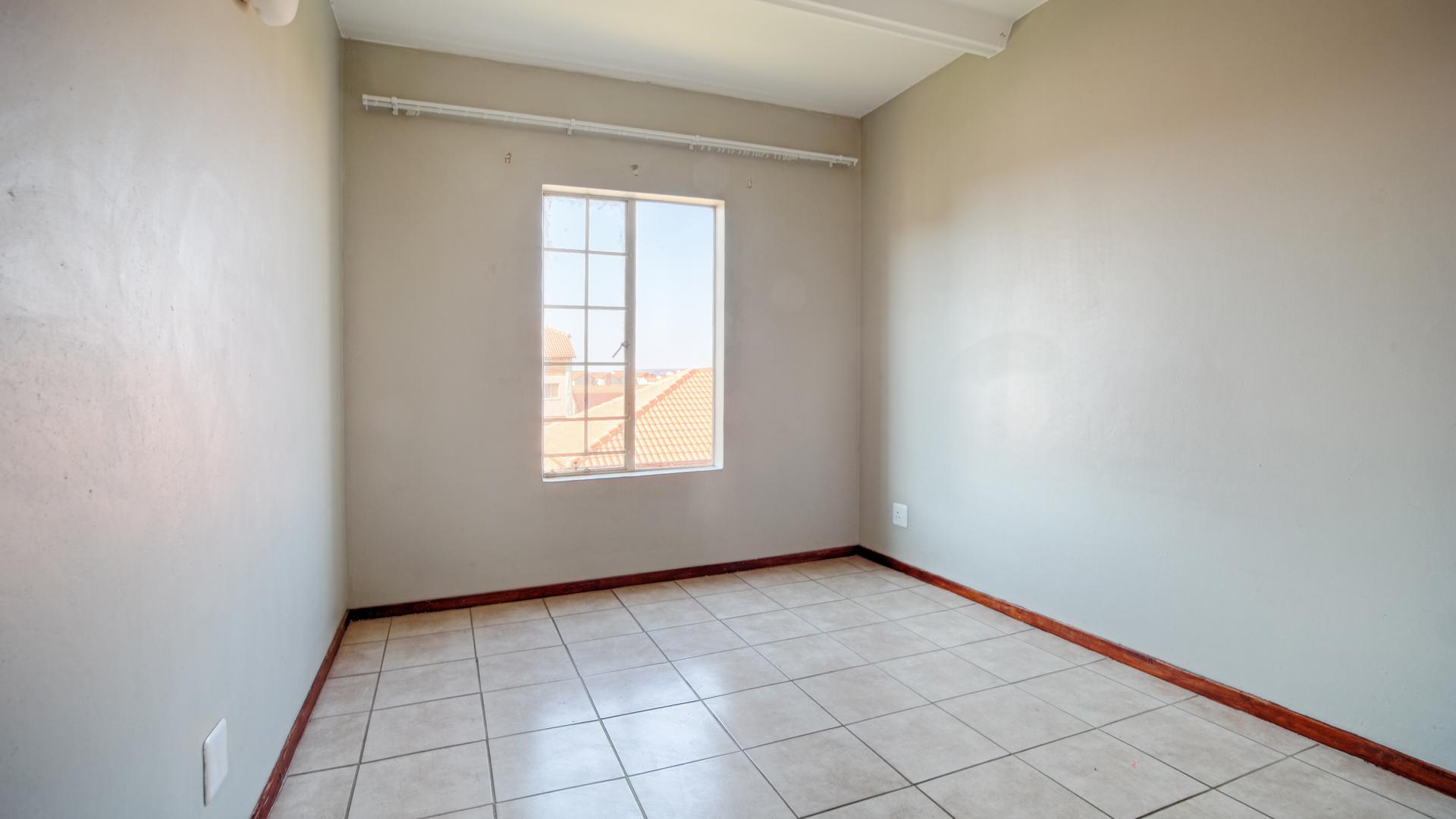 Main Bedroom - 12 square meters of property in The Meadows Estate