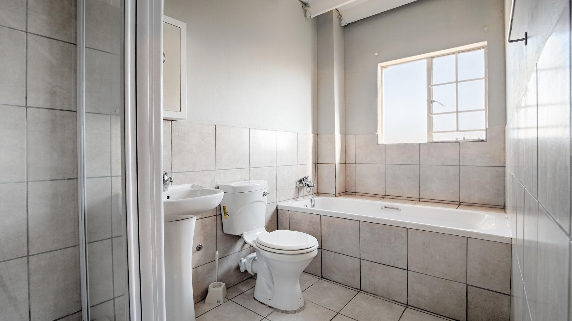 Main Bathroom - 6 square meters of property in The Meadows Estate