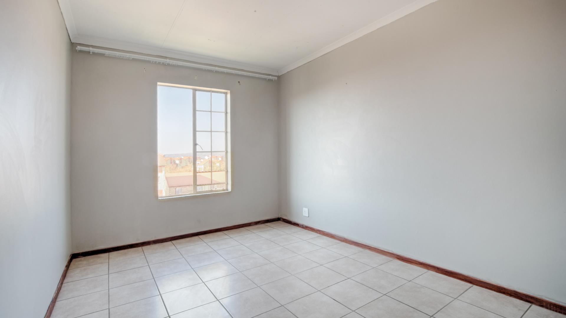 Bed Room 1 - 13 square meters of property in The Meadows Estate