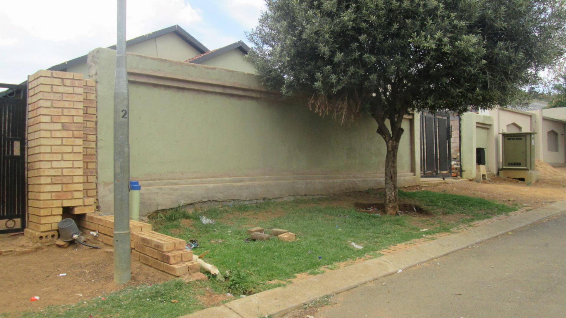 Front View of property in Naturena