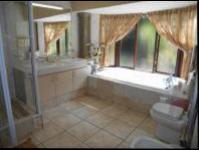 Main Bathroom - 11 square meters of property in Hilton