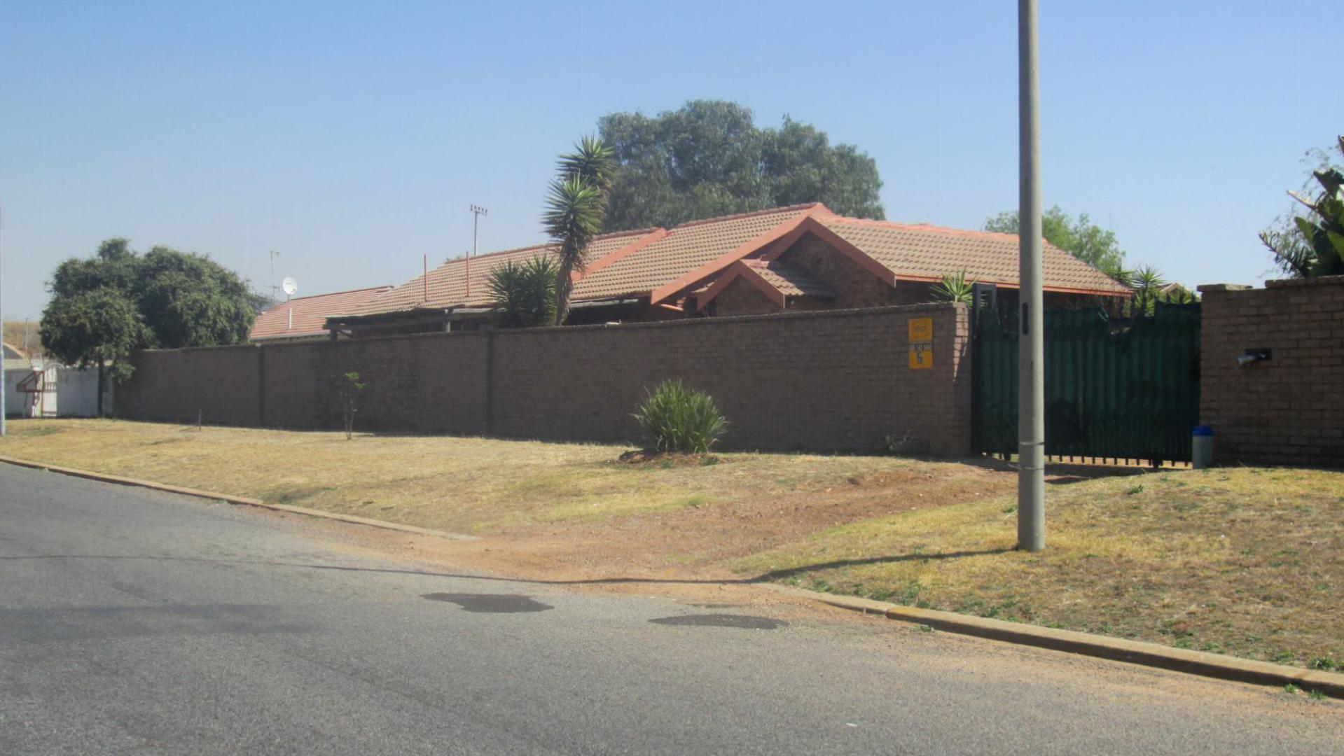 Front View of property in Bonaero Park