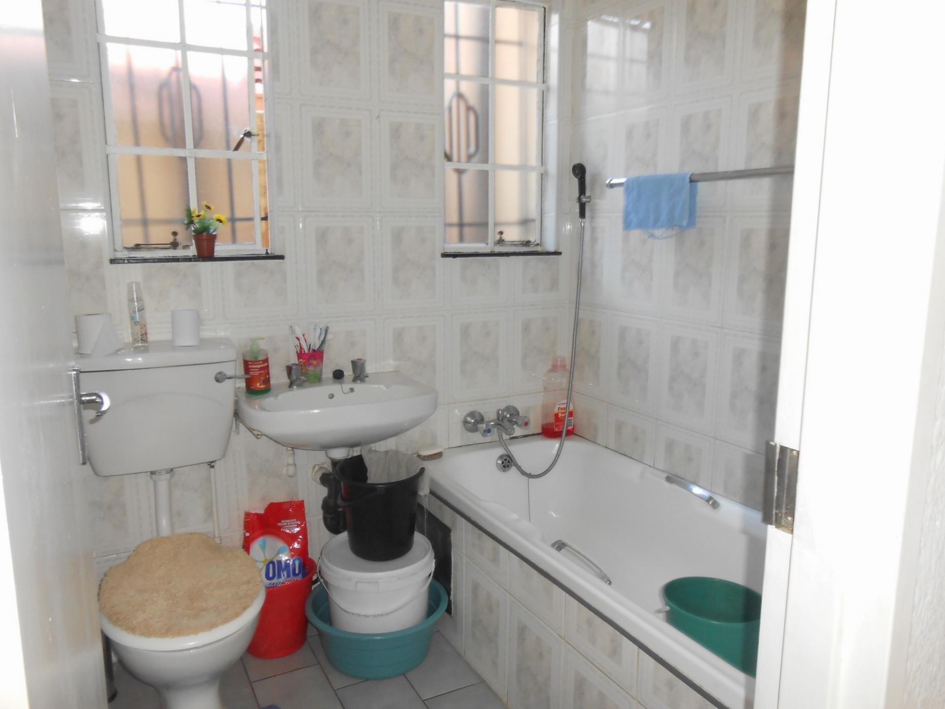 Bathroom 1 - 4 square meters of property in Jeppestown