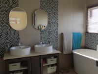 Main Bathroom - 9 square meters of property in Louwlardia