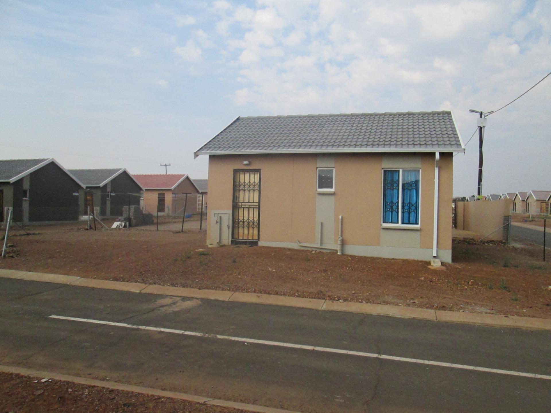 Front View of property in Savanna City