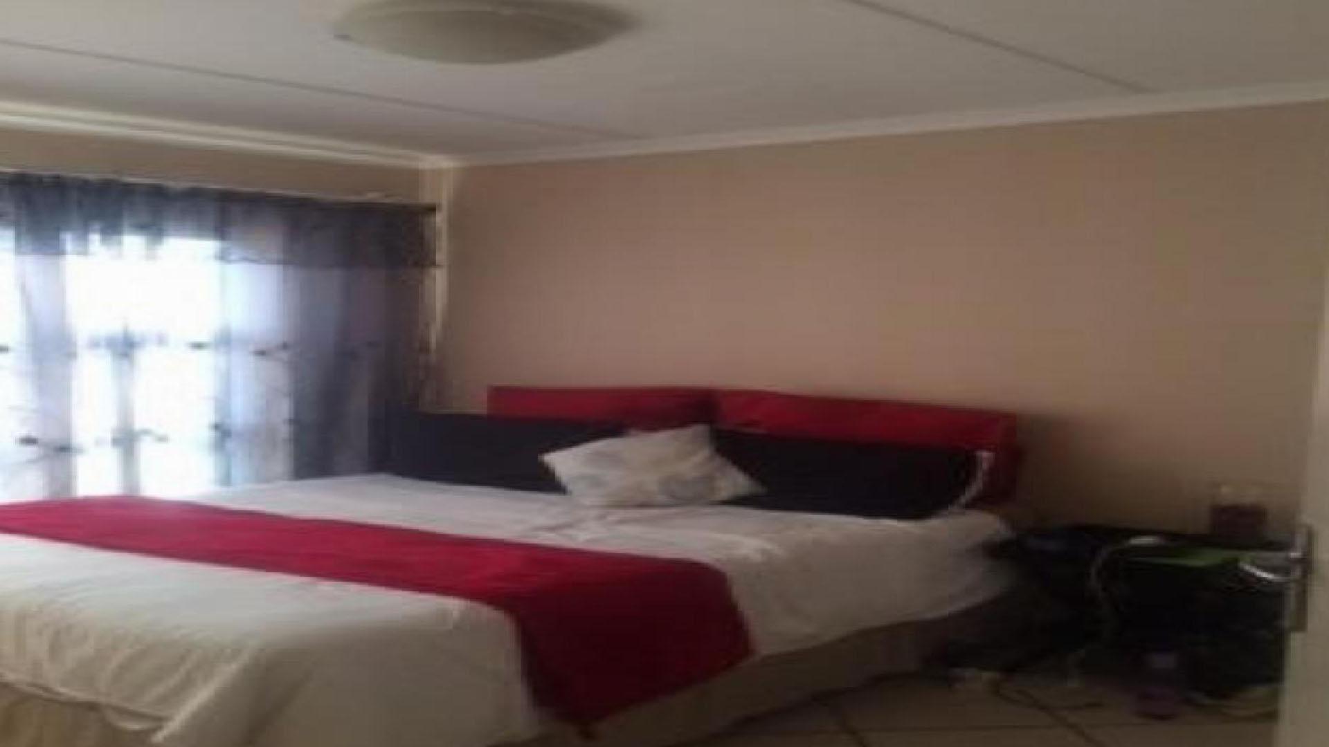 Bed Room 1 of property in Halfway House Estate