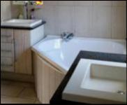 Main Bathroom - 16 square meters of property in Xanadu Eco Park