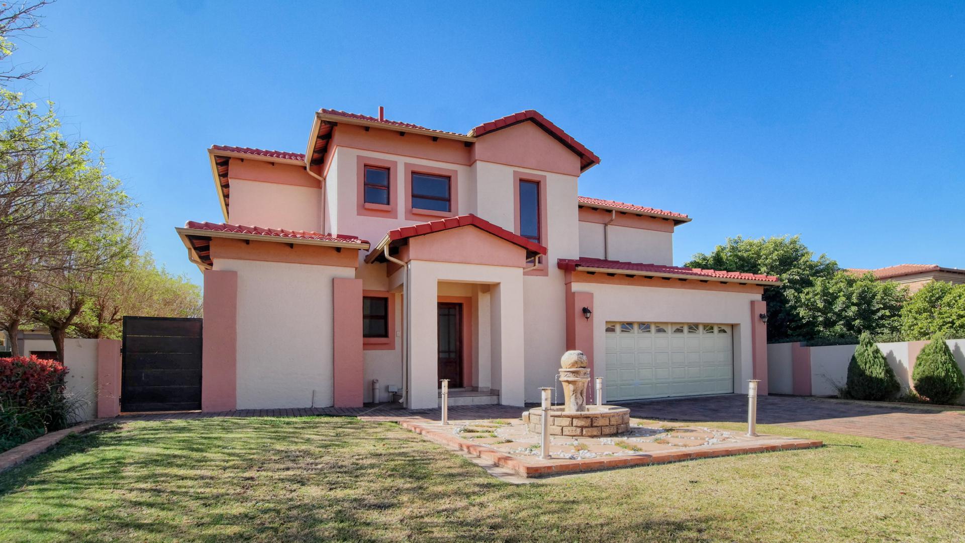 Front View of property in Silver Lakes Golf Estate