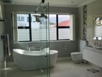 Main Bathroom - 15 square meters of property in Rondebosch East