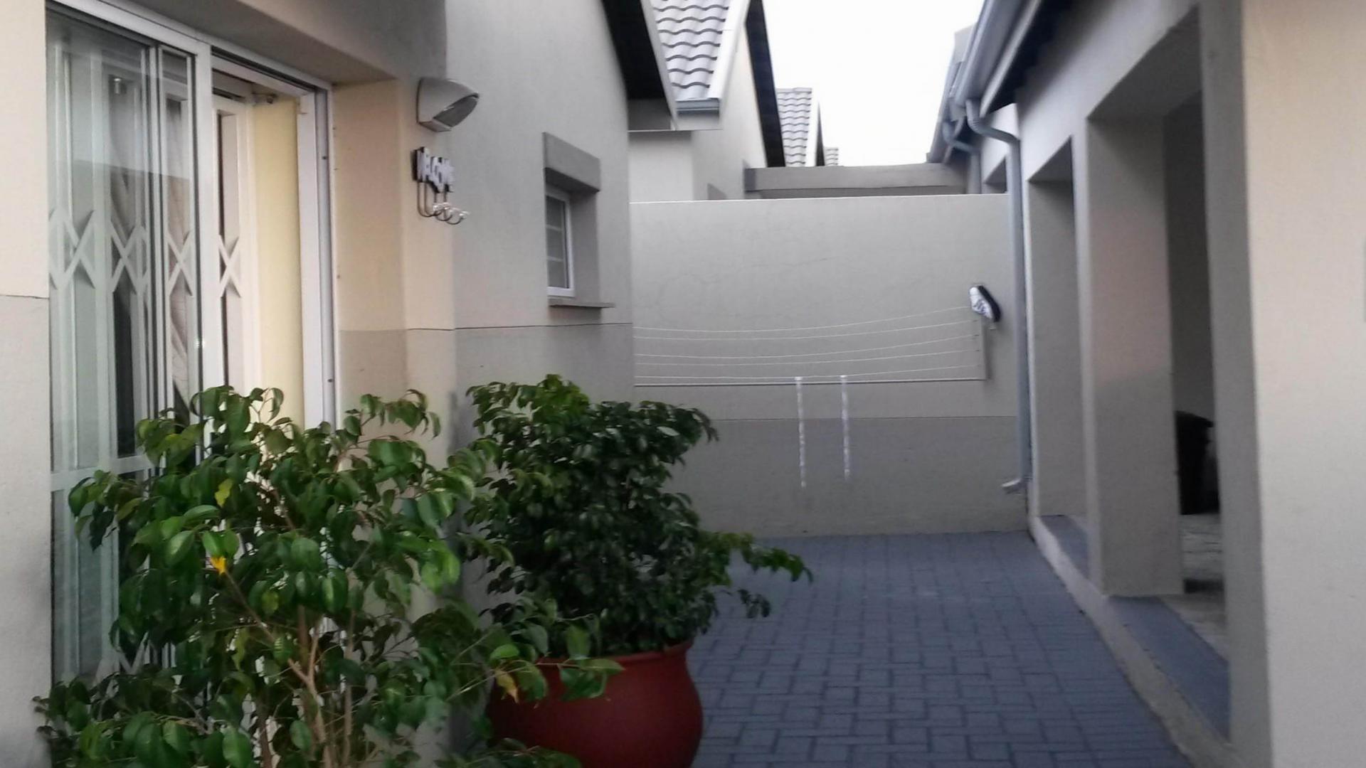 Front View of property in Die Heuwel