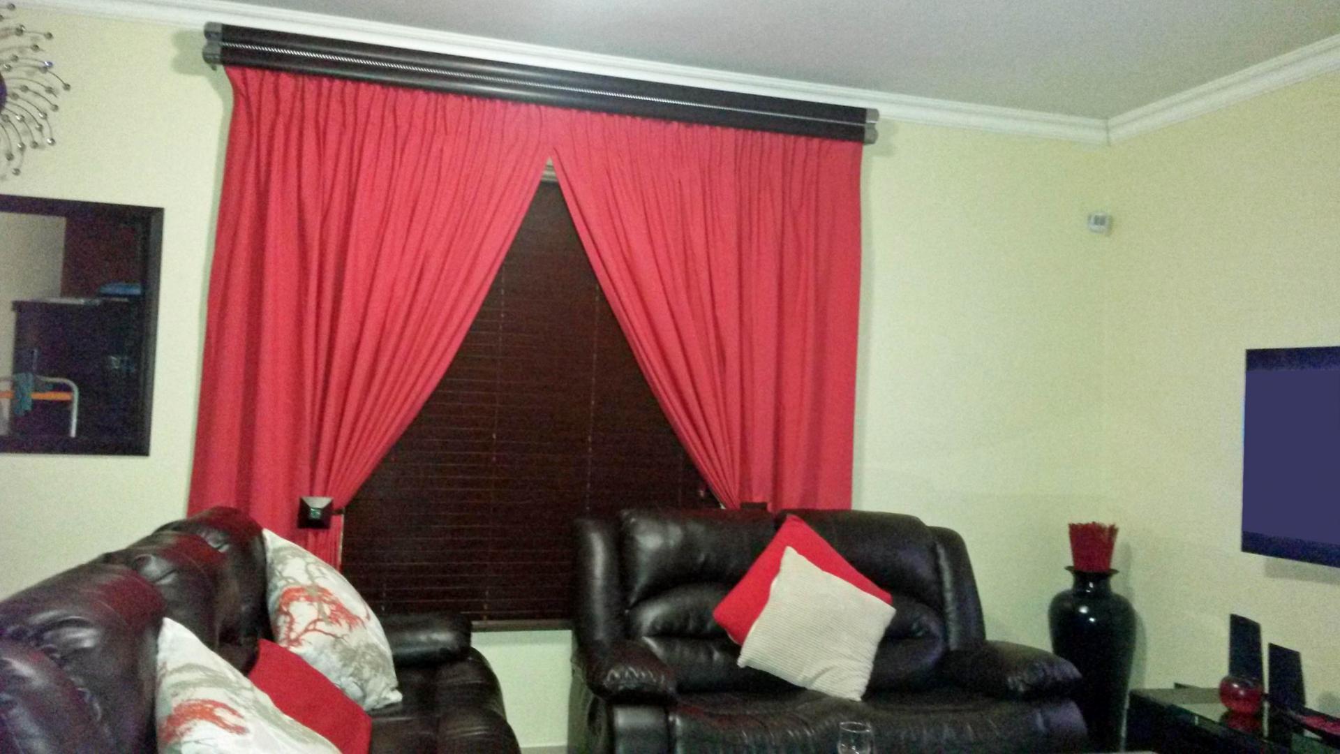 Lounges - 19 square meters of property in Die Heuwel