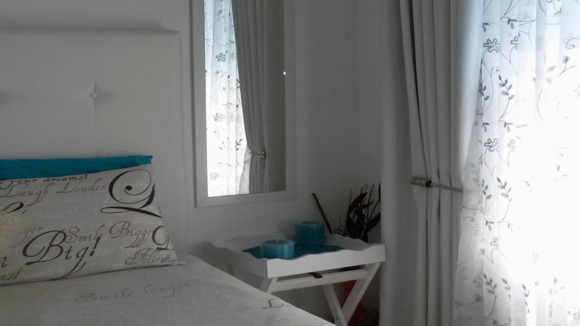 Bed Room 1 - 12 square meters of property in Die Heuwel