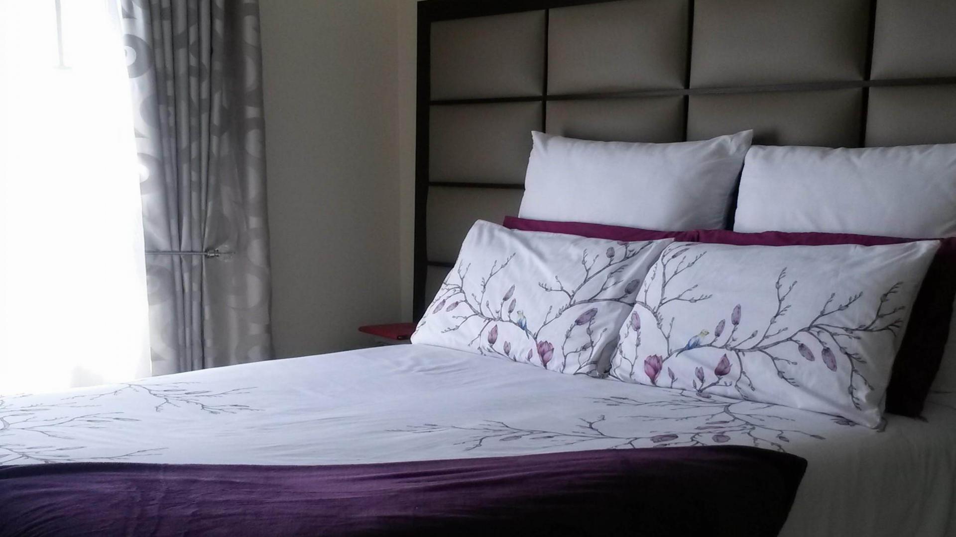 Main Bedroom - 22 square meters of property in Die Heuwel