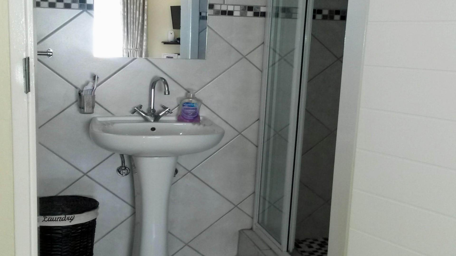 Main Bathroom - 4 square meters of property in Die Heuwel