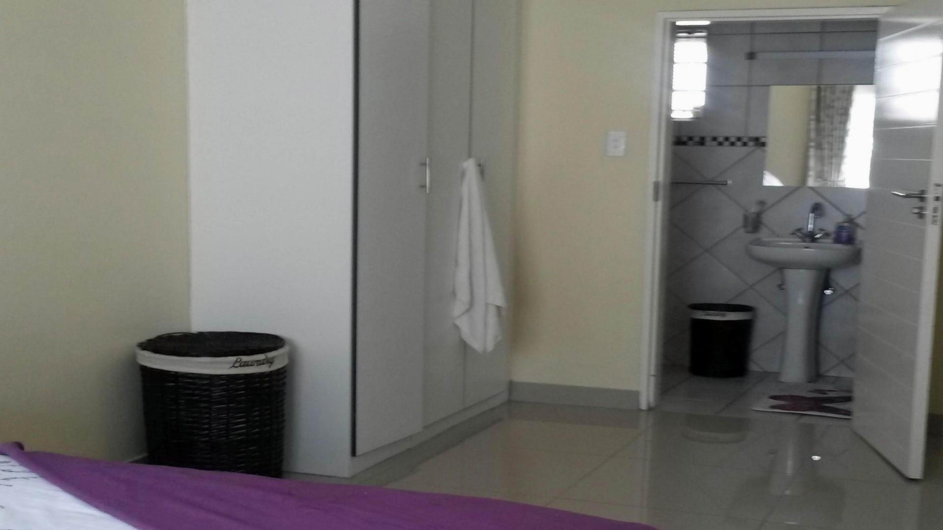 Main Bedroom - 22 square meters of property in Die Heuwel