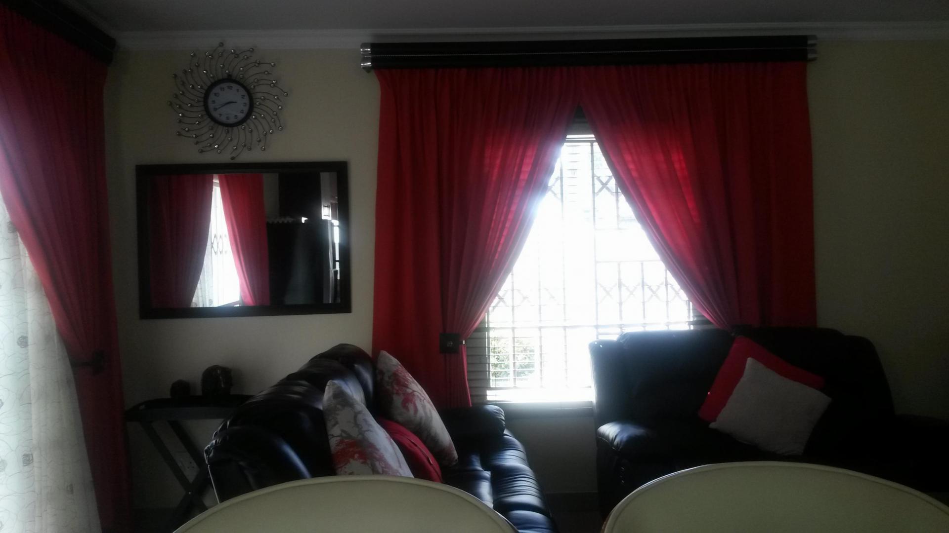 Lounges - 19 square meters of property in Die Heuwel