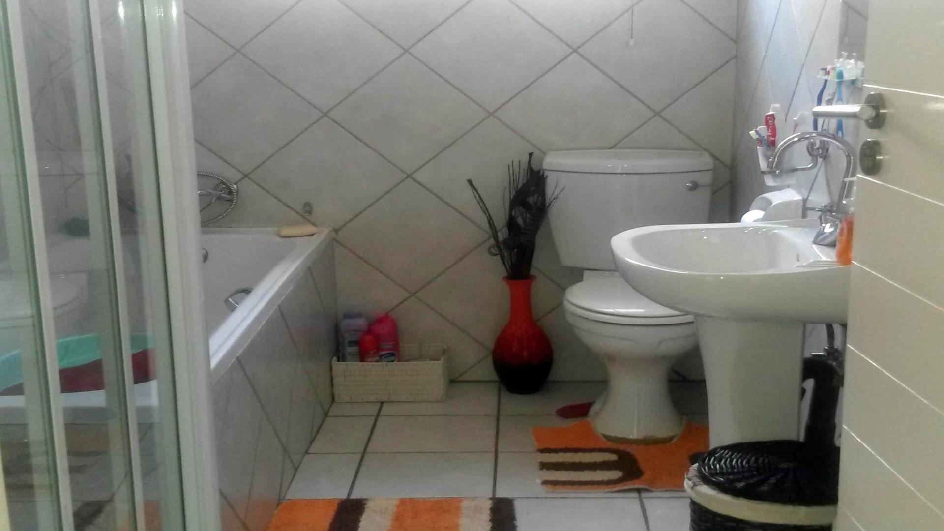 Bathroom 1 - 6 square meters of property in Die Heuwel