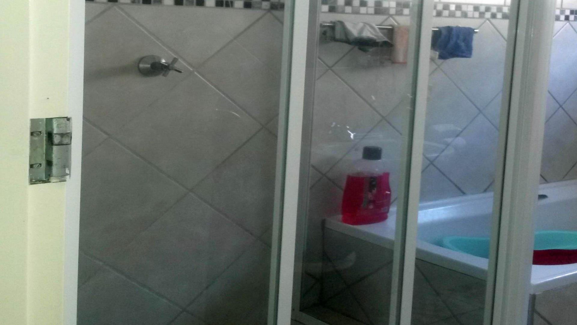 Bathroom 1 - 6 square meters of property in Die Heuwel