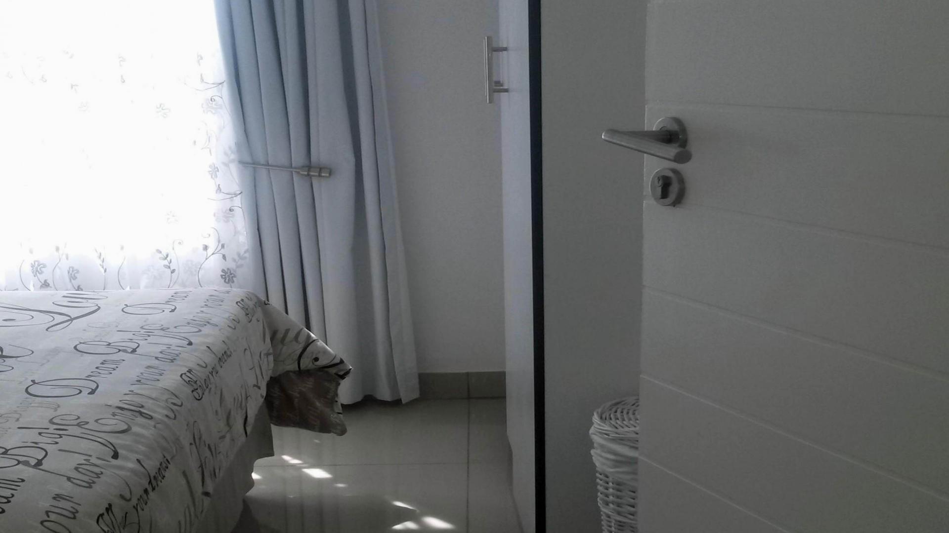 Bed Room 1 - 12 square meters of property in Die Heuwel