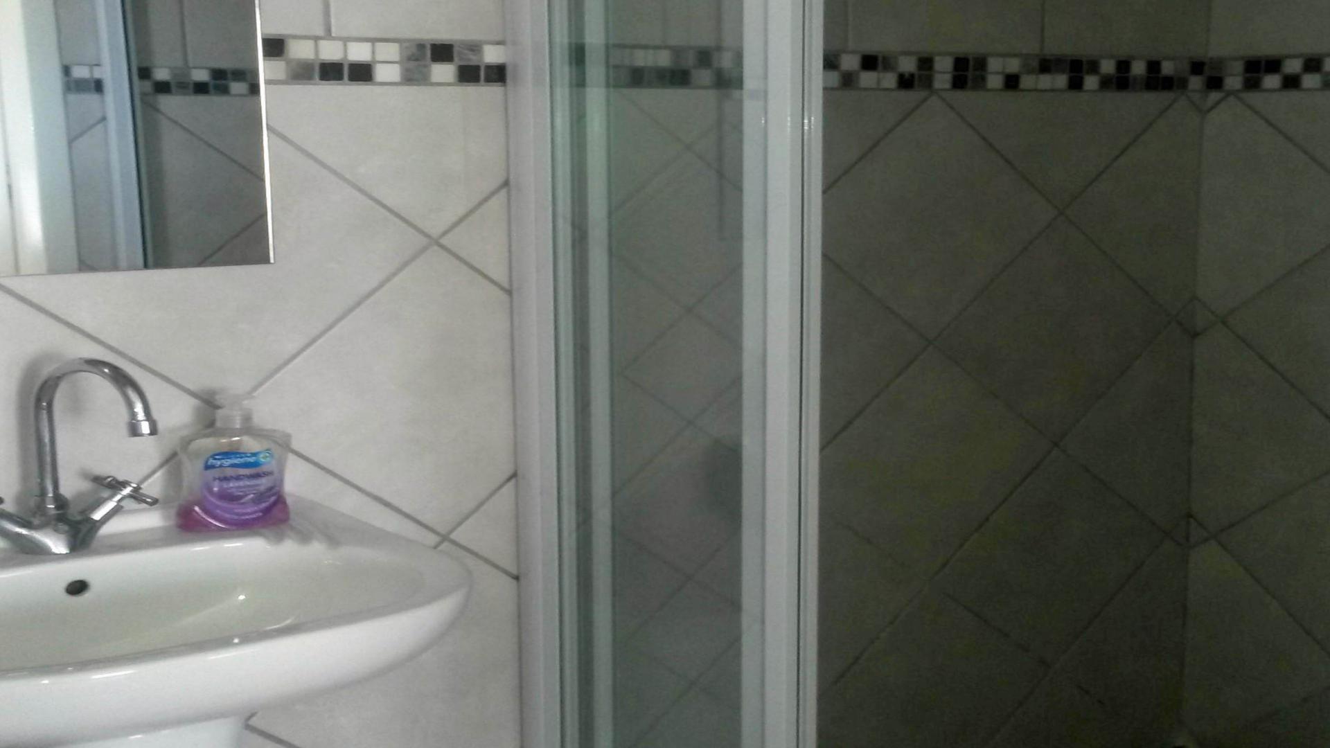 Main Bathroom - 4 square meters of property in Die Heuwel