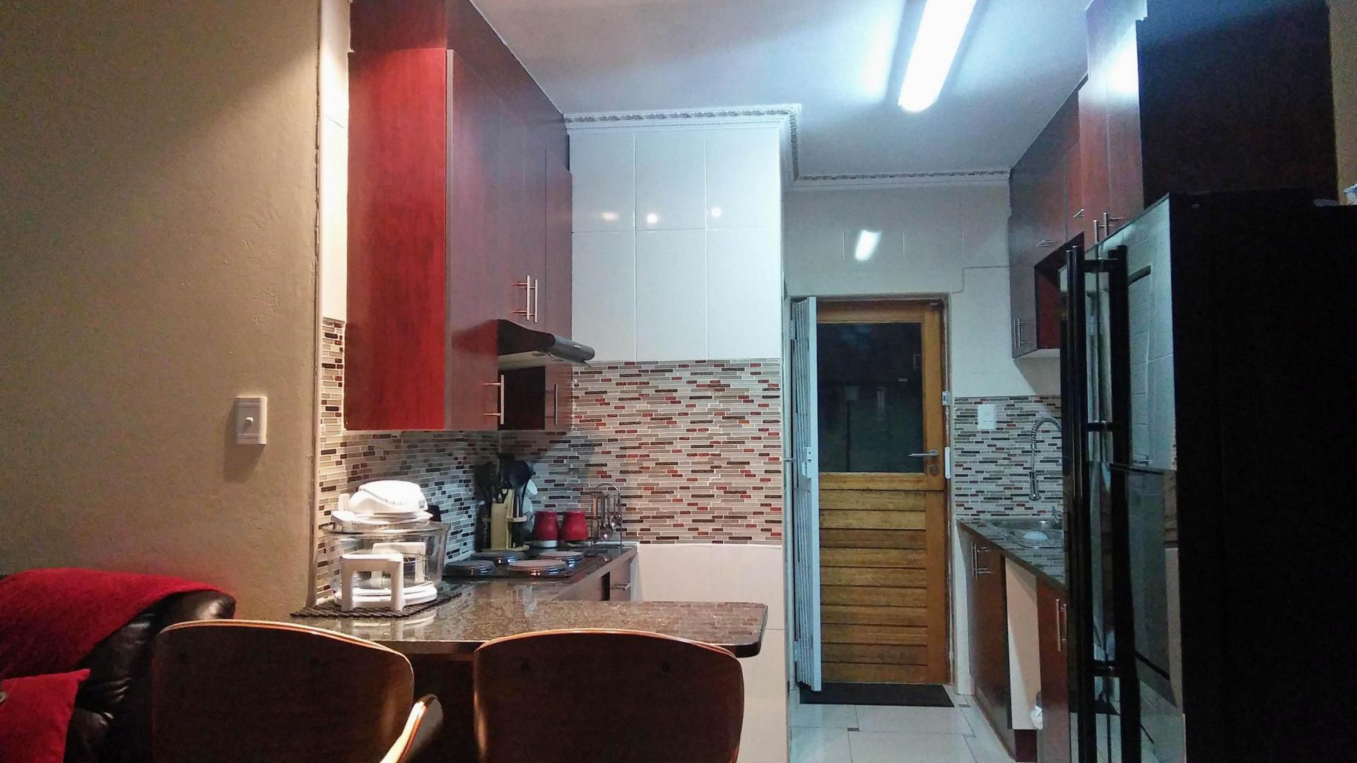 Kitchen - 7 square meters of property in Die Heuwel