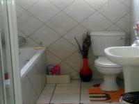 Bathroom 1 - 6 square meters of property in Die Heuwel