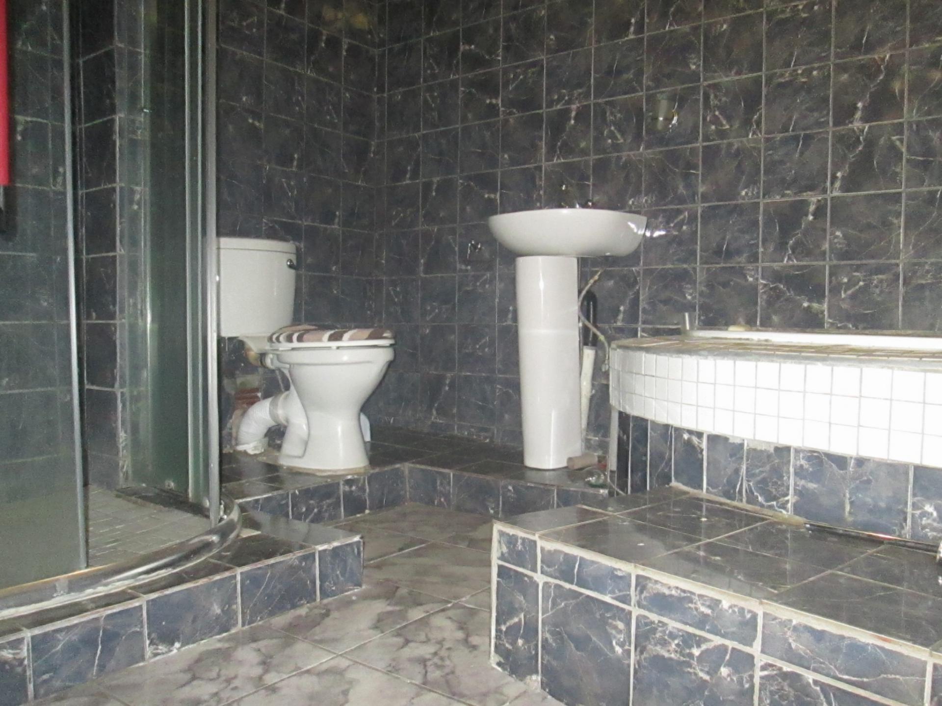 Main Bathroom - 41 square meters of property in Kempton Park