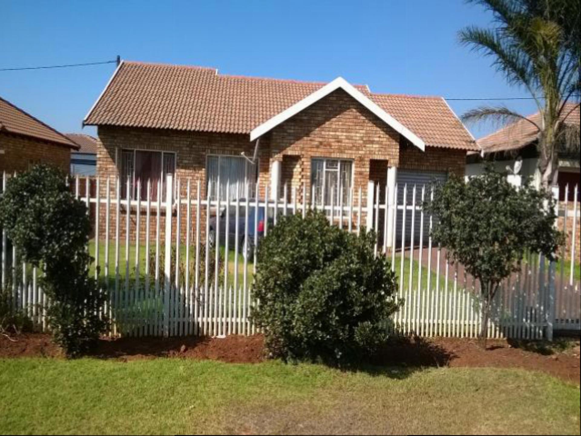 Front View of property in Middelburg - MP