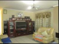 Lounges - 21 square meters of property in Roodekop