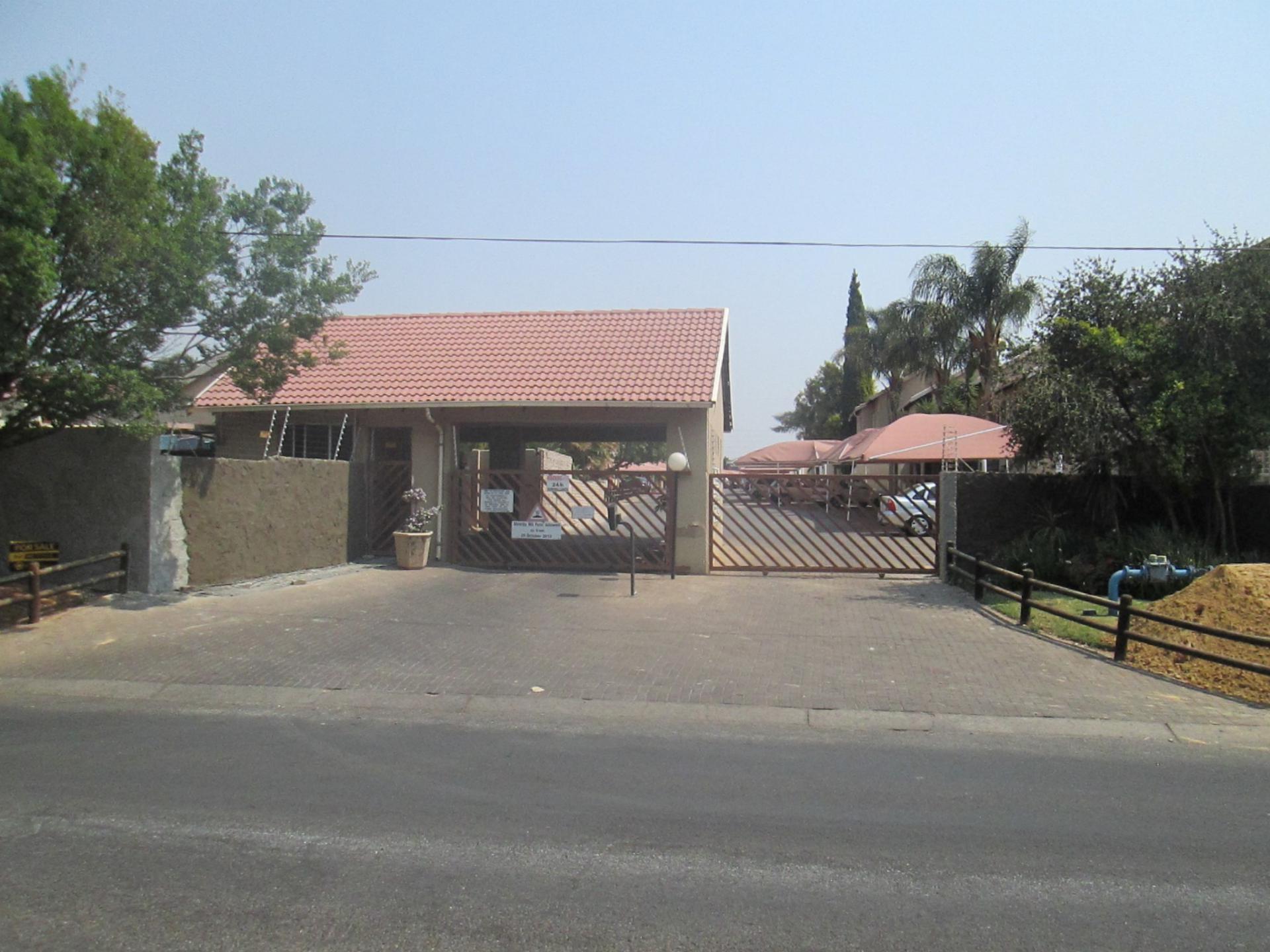 Front View of property in Glen Marais